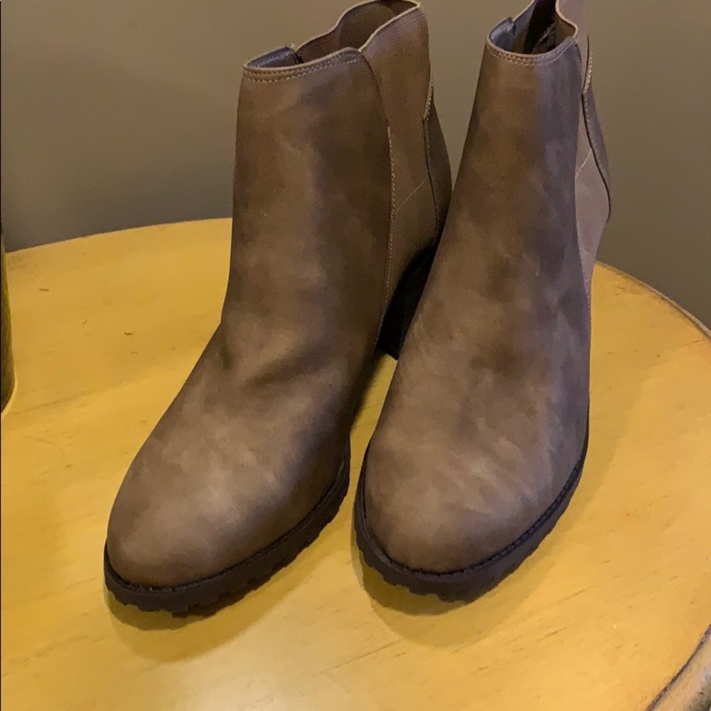 NEW! Aerosoles tan bootie